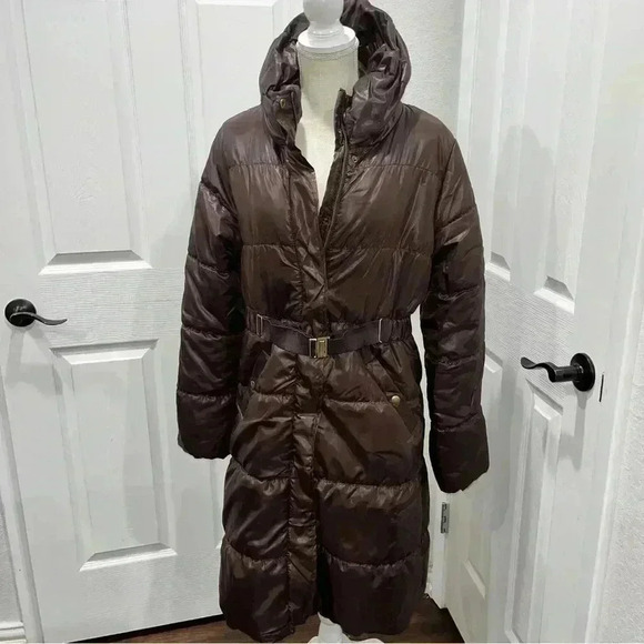 H&M brown, knee length, puffer coat, vintage feel with attached belt and pockets - Picture 9 of 12